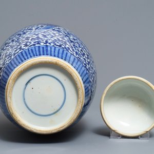 Un pot couvert en porcelaine de Chine bleu et blanc à décor de phénix, 19ème — photo 6