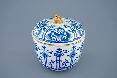 Un pot couvert en porcelaine de Chine bleu et blanc, Kangxi