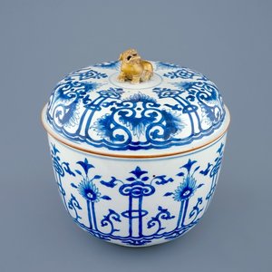Un pot couvert en porcelaine de Chine bleu et blanc, Kangxi — photo 1