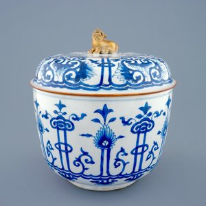 Un pot couvert en porcelaine de Chine bleu et blanc, Kangxi — photo 2