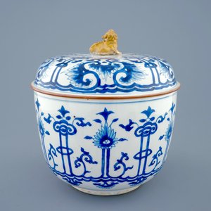 Un pot couvert en porcelaine de Chine bleu et blanc, Kangxi — photo 4