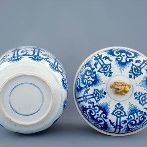 Un pot couvert en porcelaine de Chine bleu et blanc, Kangxi — photo 7