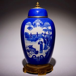 Un pot couvert en porcelaine de Chine bleu poudré monté en bronze, 19ème — photo 1