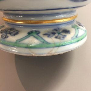 Un pot couvert en porcelaine de Chine d'après un modèle de Rouen, Kangxi/Yongzheng, début du 18ème — photo 11