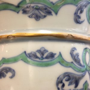 Un pot couvert en porcelaine de Chine d'après un modèle de Rouen, Kangxi/Yongzheng, début du 18ème — photo 13