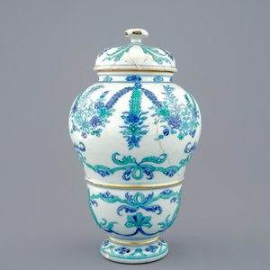 Un pot couvert en porcelaine de Chine d'après un modèle de Rouen, Kangxi/Yongzheng, début du 18ème — photo 4
