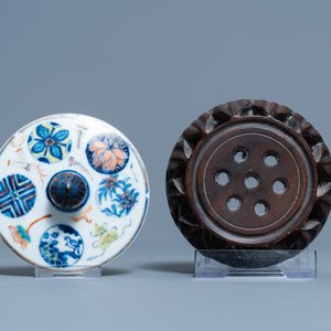 Un pot couvert en porcelaine de Chine doucai et un en rouge de fer sur fond noire, 19ème — photo 8