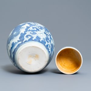 Un pot couvert en porcelaine de Chine en bleu et blanc à décor d'animaux mythiques, épave du Hatcher cargo, époque Transition — photo 6