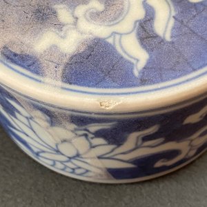 Un pot couvert en porcelaine de Chine en bleu et blanc à décor d'animaux mythiques, épave du Hatcher cargo, époque Transition — photo 7
