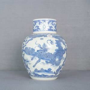 Un pot couvert en porcelaine de Chine en bleu et blanc à décor d'animaux mythiques, épave du Hatcher cargo, époque Transition — photo 8
