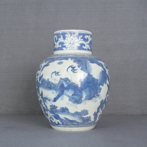 Un pot couvert en porcelaine de Chine en bleu et blanc à décor d'animaux mythiques, épave du Hatcher cargo, époque Transition — photo 9
