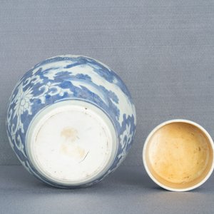 Un pot couvert en porcelaine de Chine en bleu et blanc à décor d'animaux mythiques, épave du Hatcher cargo, époque Transition — photo 10