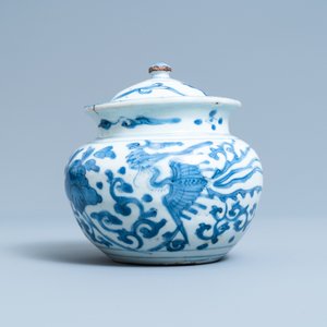 Un pot couvert en porcelaine de Chine en bleu et blanc à décor de phénix, Wanli — photo 2