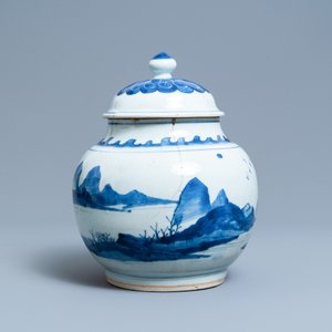 Un pot couvert en porcelaine de Chine en bleu et blanc à décor d'un paysage, époque Transition — photo 3
