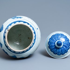 Un pot couvert en porcelaine de Chine en bleu et blanc à décor d'un paysage, époque Transition — photo 5
