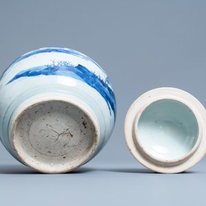 Un pot couvert en porcelaine de Chine en bleu et blanc à décor d'un paysage, époque Transition — photo 6