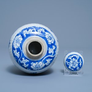 Un pot couvert en porcelaine de Chine en bleu et blanc, Kangxi — photo 4