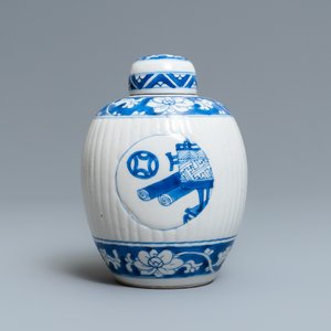 Un pot couvert en porcelaine de Chine en bleu et blanc, Kangxi — photo 3