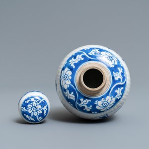 Un pot couvert en porcelaine de Chine en bleu et blanc, Kangxi — photo 5