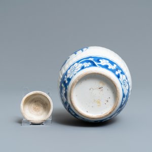 Un pot couvert en porcelaine de Chine en bleu et blanc, Kangxi — photo 6