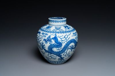 Un pot couvert en porcelaine de Chine en bleu et blanc, marque et peut-être époque de Qianlong