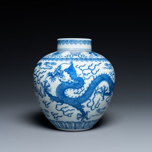 Un pot couvert en porcelaine de Chine en bleu et blanc, marque et peut-être époque de Qianlong — photo 2