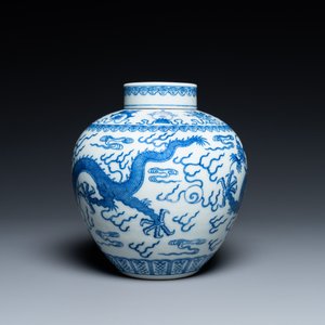 Un pot couvert en porcelaine de Chine en bleu et blanc, marque et peut-être époque de Qianlong — photo 3