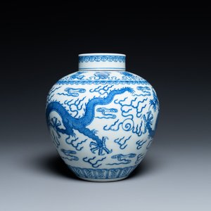Un pot couvert en porcelaine de Chine en bleu et blanc, marque et peut-être époque de Qianlong — photo 6