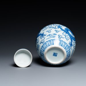 Un pot couvert en porcelaine de Chine en bleu et blanc, marque et peut-être époque de Qianlong — photo 9
