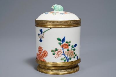 Un pot couvert en porcelaine de Chine et de Japon à monture en bronze doré, marque de Jiajing, 18/19ème