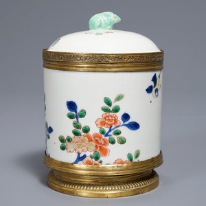 Un pot couvert en porcelaine de Chine et de Japon à monture en bronze doré, marque de Jiajing, 18/19ème — photo 3