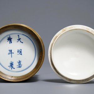 Un pot couvert en porcelaine de Chine et de Japon à monture en bronze doré, marque de Jiajing, 18/19ème — photo 6