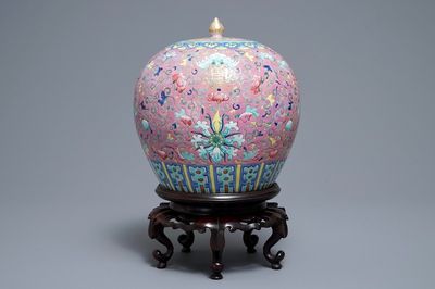 Un pot couvert en porcelaine de Chine famille rose, 19ème