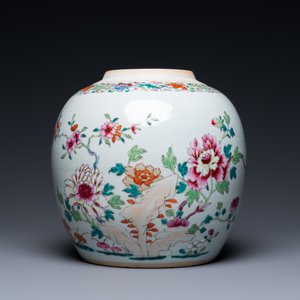 Un pot couvert en porcelaine de Chine famille rose à décor floral, Qianlong — photo 3
