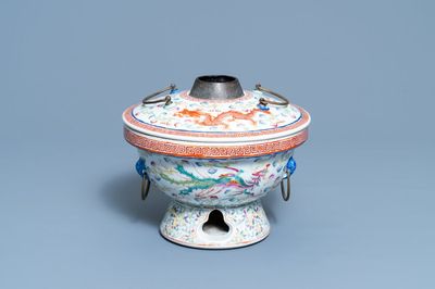 Un pot couvert en porcelaine de Chine famille rose pour le marché Straits ou Peranakan, 19/20ème