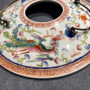 Un pot couvert en porcelaine de Chine famille rose pour le marché Straits ou Peranakan, 19/20ème — photo 15