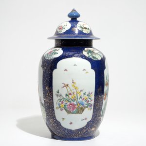 Un pot couvert en porcelaine de Chine famille rose sur fond bleu poudré, République, 20ème — photo 2