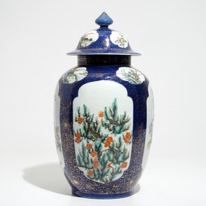 Un pot couvert en porcelaine de Chine famille rose sur fond bleu poudré, République, 20ème — photo 3