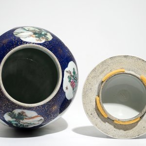 Un pot couvert en porcelaine de Chine famille rose sur fond bleu poudré, République, 20ème — photo 5