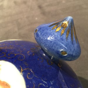 Un pot couvert en porcelaine de Chine famille rose sur fond bleu poudré, République, 20ème — photo 8