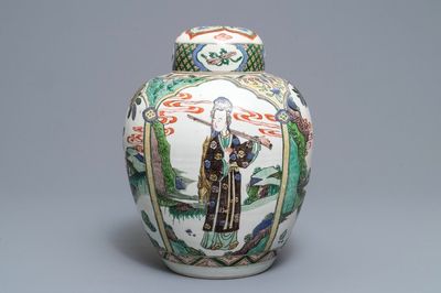 Un pot couvert en porcelaine de Chine famille verte, 19ème