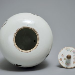 Un pot couvert en porcelaine de Chine qianjiang cai à décor de femmes mythologiques, 19/20ème — photo 5