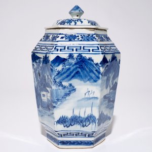Un pot couvert hexagonal en porcelaine de Chine bleu et blanc à décor de paysage, 19ème — photo 3