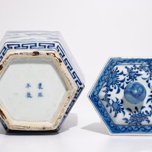 Un pot couvert hexagonal en porcelaine de Chine bleu et blanc à décor de paysage, 19ème — photo 6