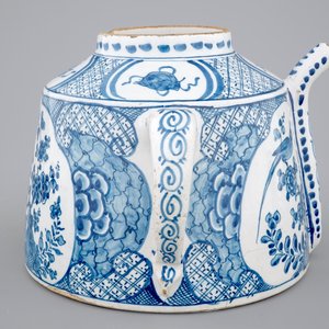 Un pot de chambre en faïence de Delft pour le marché anglais, debut du 18ème — photo 3