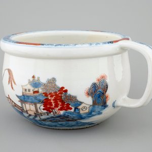 Un pot de chambre en porcelaine de Chine de style Imari, Qianlong, 18ème — photo 1