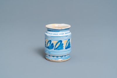 Un pot de pharmacie de type albarello en majolique polychrome, Pays-Bas du Nord, vers 1600
