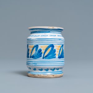 Un pot de pharmacie de type albarello en majolique polychrome, Pays-Bas du Nord, vers 1600 — photo 2
