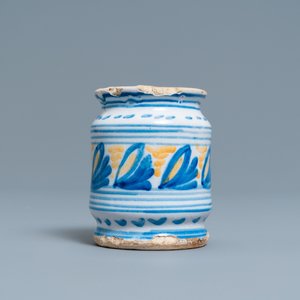 Un pot de pharmacie de type albarello en majolique polychrome, Pays-Bas du Nord, vers 1600 — photo 4