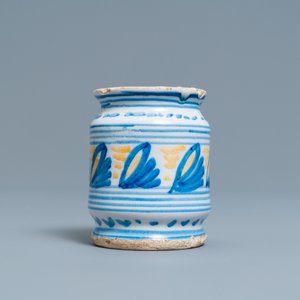 Un pot de pharmacie de type albarello en majolique polychrome, Pays-Bas du Nord, vers 1600 — photo 5